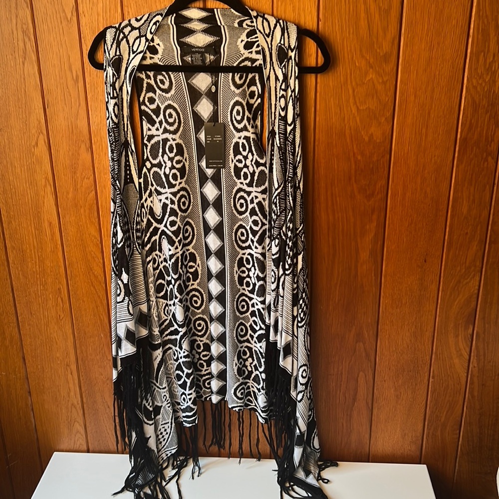 🌻 NWT Vertigo open front sweater vest Black and white pattern with fringe